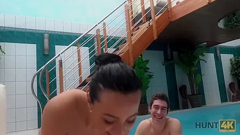 Sexy Brunette Lassie Est Prete A Satisfaire Le Proprietaire