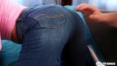 Rasta Julie Cashes In On Booty