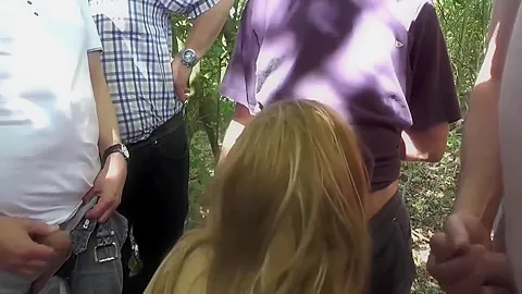 Bitchynikki Lutscht Einer Horde Von Fremden Manner Die
