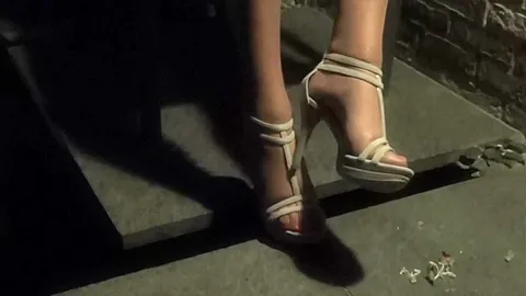 Classy MILF Shows Her Feet - TacAmateurs