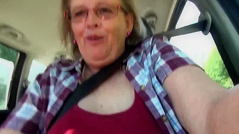 Natural boobs in the car. - TacAmateurs