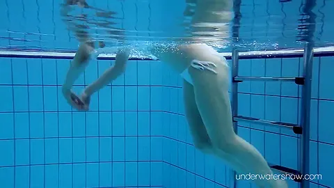 Roxalana Cheh Sexy Redhead Underwater