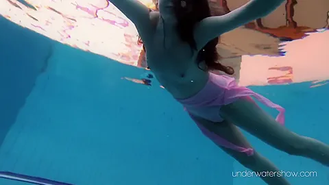 Enjoy Roxalana Underwater Naked In Pool