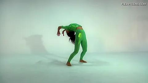 Anna Ocean Super Flexible And Hot Babe