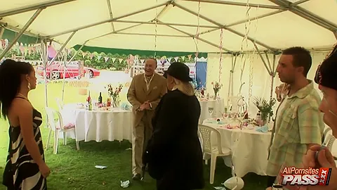 Garden Party Turns Into Oral Fuckfest 4k