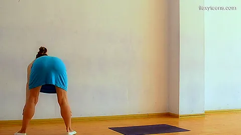 Spreading Legs And Pussy As Sexy Gymnast