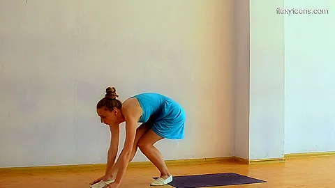 Spreading Legs And Pussy As Sexy Gymnast