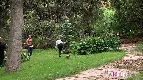 Looking for groupies to fuck in the park