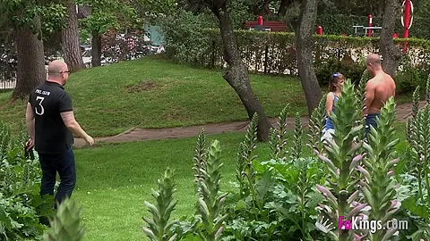 Looking for groupies to fuck in the park