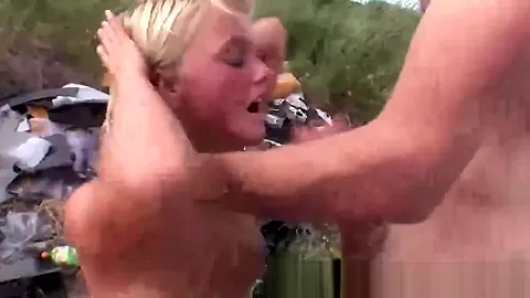 HOT AMATEUR EURO COUPLE ENJOY FUCK OUTDOOR !!