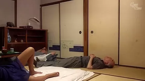 Stiefvater fickt Tochter grobe Titten, wahrend alle