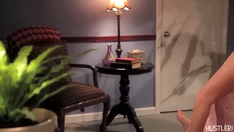 Hannah licks out Marnie in Girls porn parody