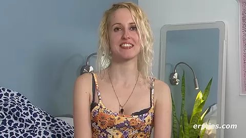 Katzchen Callisto Spielt Mit Dildo