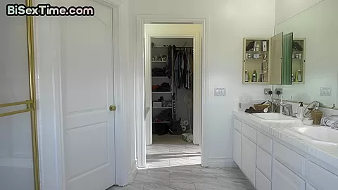 FFM cocktrain with trimmed pussy babe