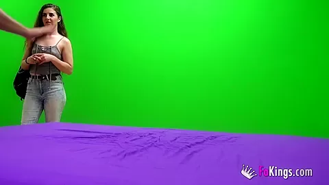 Mila is convinced to film a videoclip and ends up fucking the singer