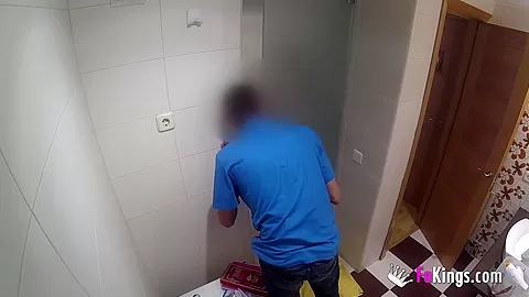 I fuck the plumber and he cums in 10 minutes!