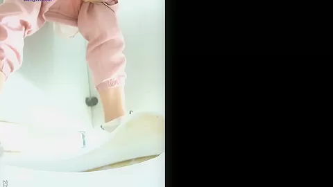 chinese girls go to toilet.321