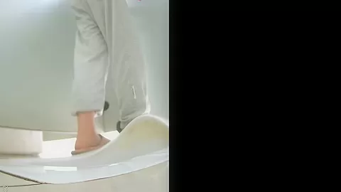 chinese girls go to toilet.321