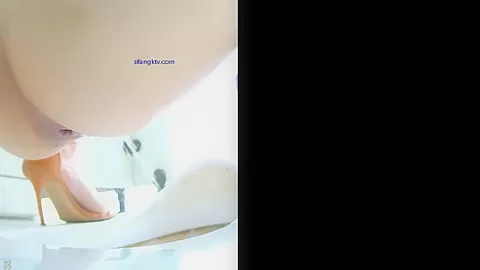 chinese girls go to toilet.321
