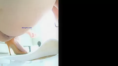 chinese girls go to toilet.321