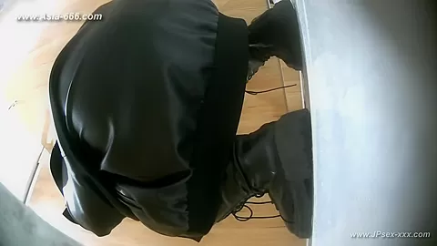 chinese girls go to toilet.320