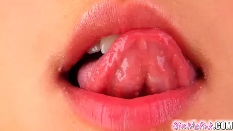 Sexy new teen 18+ finds her pussy finger-licking good