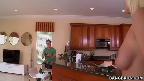 Sexy Amateur Blonde Milf 5 Min