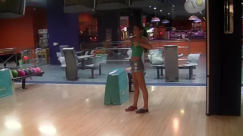 Agnessa in hot homemade video showing a guy getting a bj