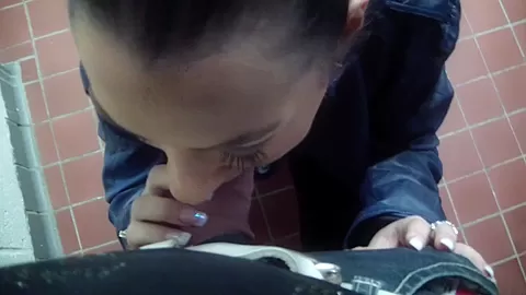 Ella in amateur video showing an outdoor blowjob