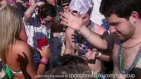 SpringBreakLife Video: Flashing At The Beach