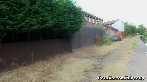Samantha Bently - Pissing In Public - PornXn