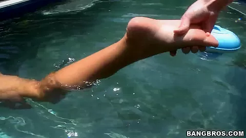 Young hottie Rahyndee teases and suckes fat knob