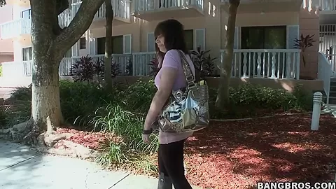Bang buss catches chubby hot whore Dahlia Devo!