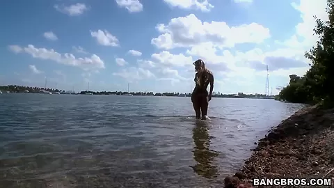 Esperanza Gomezs gives impressice solo out in the nature