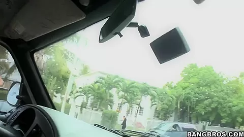 Amazteur teen 18+ bitch Fernanda agreed to go somewhere in stranger's car