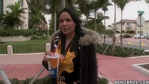 Amazteur teen 18+ bitch Fernanda agreed to go somewhere in stranger's car