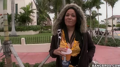 Amazteur teen 18+ bitch Fernanda agreed to go somewhere in stranger's car