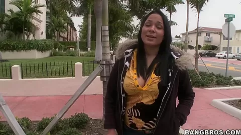 Amazteur teen 18+ bitch Fernanda agreed to go somewhere in stranger's car