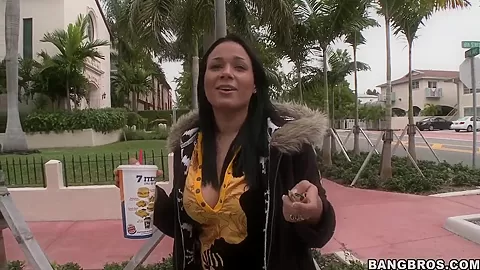 Amazteur teen 18+ bitch Fernanda agreed to go somewhere in stranger's car