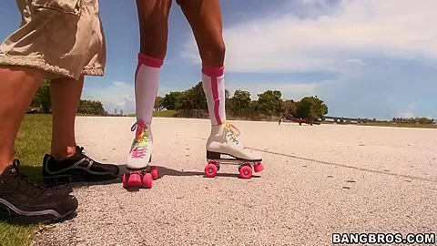 Sexy girl Penelope is rollerblading
