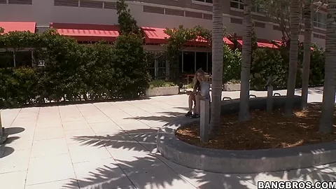 Amateur blonde Marianna gets money for fuck