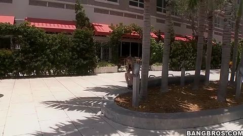 Amateur blonde Marianna gets money for fuck