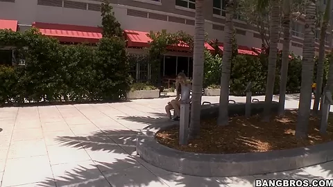 Amateur blonde Marianna gets money for fuck