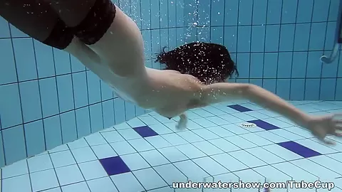 UnderwaterShow Video: Vera in the pool
