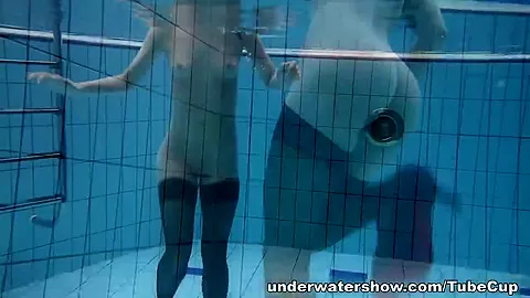 UnderwaterShow Video: Vera in the pool