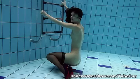 UnderwaterShow Video: Vera in the pool