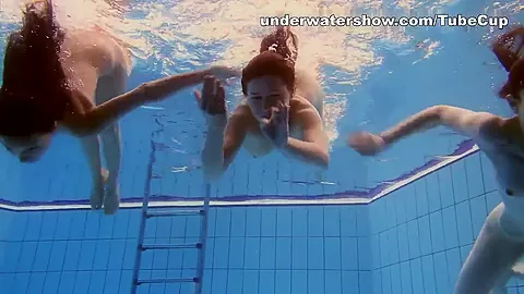UnderwaterShow Video: 3 girls in the pool