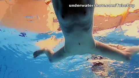UnderwaterShow Video: 3 girls in the pool