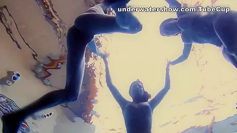 UnderwaterShow Video: 3 girls in the pool