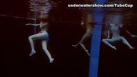UnderwaterShow Video: 3 girls in the pool